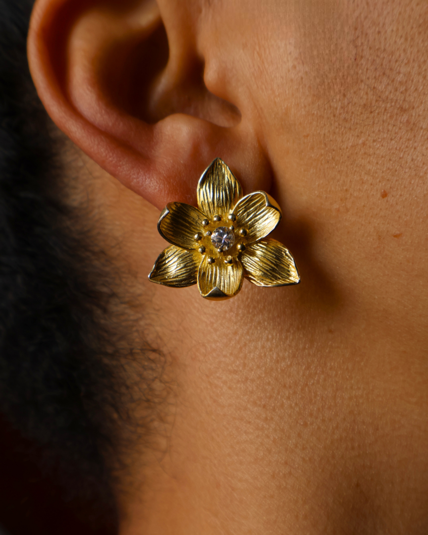 Brincos Flor Dourada Prata 925 design floral — Elisa Pires Joias